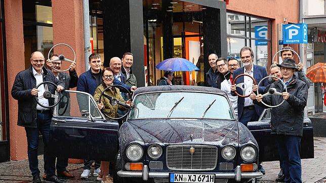 Ran an die Lenkräder: Die Mitwirkenden des verkaufsoffenen Sonntags Singen Classics präsentieren einen der Oldtimer, die am Sonntag, 7. ...