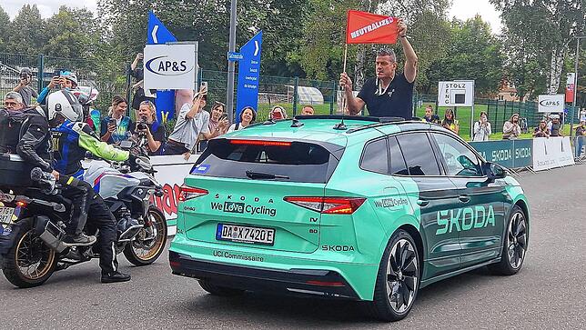 Die Spannung steigt. Nur noch wenige Sekunden, bis der Startschuss fällt. Rik Sauser im Führungsauto schwenkt zum Start die Fahne.