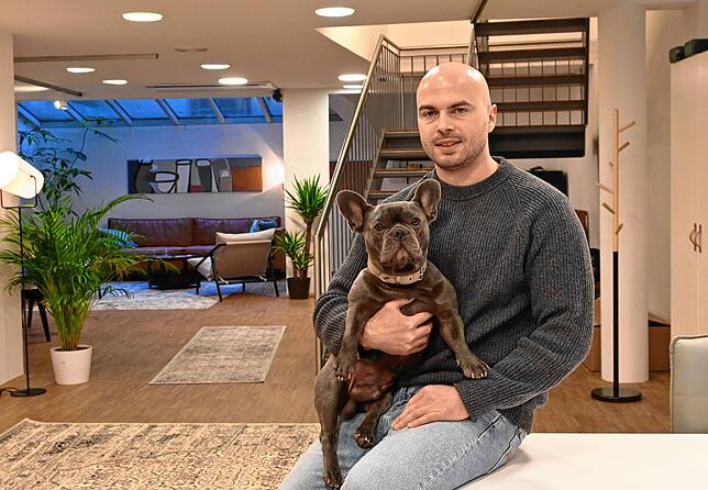 Lukas Gisde-Dubé mit seinem Hund Carlos in seinem Co-Working-Space in der Christophstraße. Der Software-Entwickler arbeitet selbst dort. ...