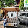 In der Gemeinde Deißlingen haben sich Mitfahrbänkle bereits bewährt. Hier wartet eine junge Frau darauf, dass sie nach Dauchingen ...