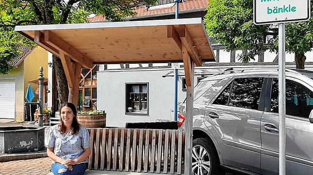 In der Gemeinde Deißlingen haben sich Mitfahrbänkle bereits bewährt. Hier wartet eine junge Frau darauf, dass sie nach Dauchingen ...