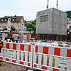 Ferngesteuert: Bauleiter Martin Käser bedient den Kran, an dem der 2,5 Tonnen schwere Grundstein für das neue Volksbank-Gebäude in ...