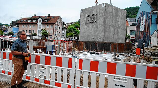 Ferngesteuert: Bauleiter Martin Käser bedient den Kran, an dem der 2,5 Tonnen schwere Grundstein für das neue Volksbank-Gebäude in ...