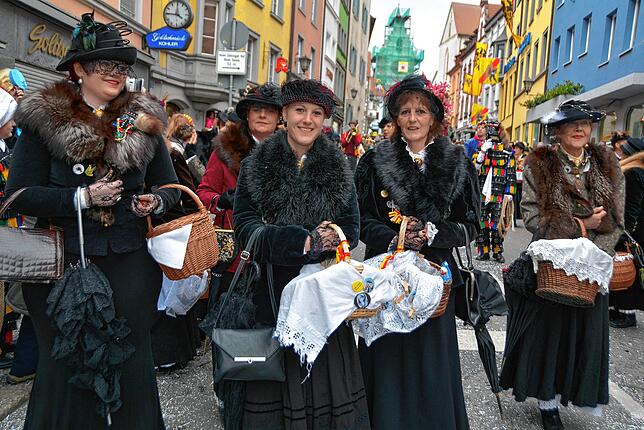 Alte Wieber ewig jung. Die Überlinger Frauenzunft holte sich schon einen goldenen Löwen beim internationalen Karneval in Venedig.