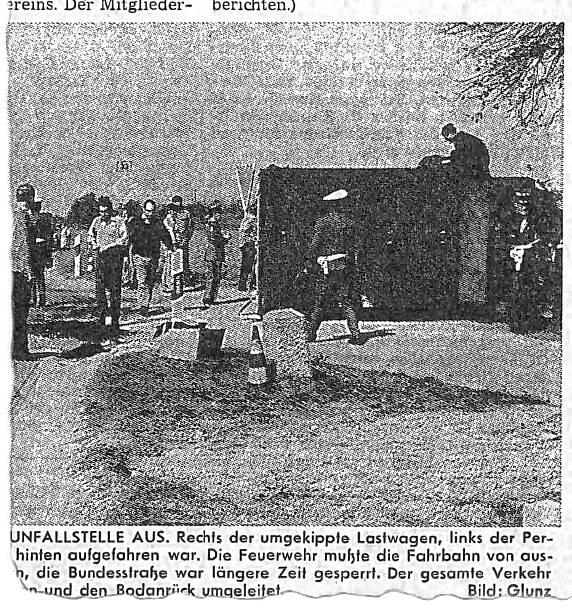 Dieses Foto veröffentlichte der SÜDKURIER am 27. März 1972. In der Bildunterschrift stand: „So sah es an der Unfallstelle aus, ...