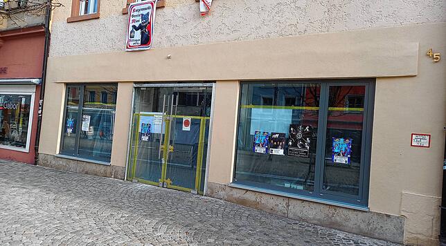 Im Eckhaus Niedere Straße/Paradiesgasse scheint eine Bankfiliale einzuziehen, dies ist der Baufreigabe zu entnehmen, die am Eingang hängt.
