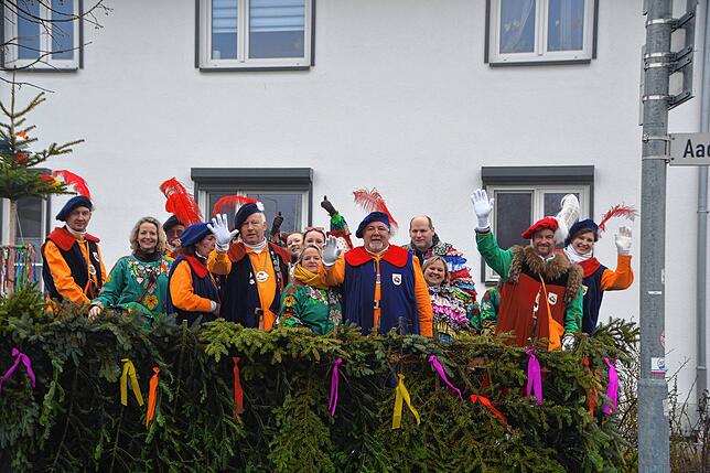Die Narrenzünfte machen sich auf den Weg zur Schülerbefreiung.