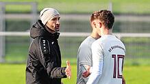 Bahadir Livgökmen, Trainer des SV Deggenhausertal, und Oliver Schiller freuen sich über den glücklichen 2:1-Erfolg über ...