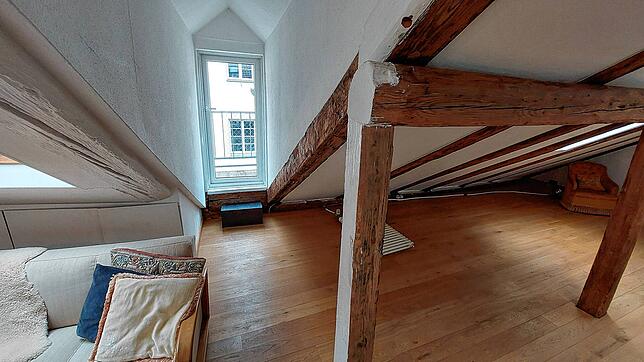 Hier ist es eng und niedrig: Balken stehen mitten im Wohn- und Esszimmer, Bewohner und Gäste stoßen sich den Kopf an. Immerhin dürfte ...