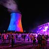 Großes Jubiläumsfest unterm beleuchteten Kühlturm: Die Band 77 Bombay Street heizte den tausenden Besuchern kräftig ein.