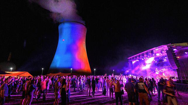 Großes Jubiläumsfest unterm beleuchteten Kühlturm: Die Band 77 Bombay Street heizte den tausenden Besuchern kräftig ein.