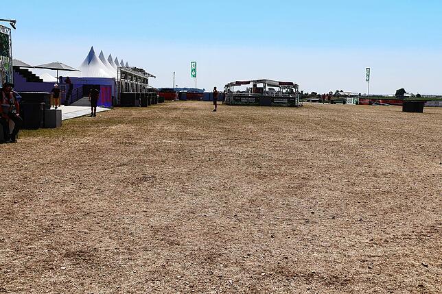 Bild 12: 30 Grad heiß: So halten sich die Leute auf dem Southside Festival 2025 cool