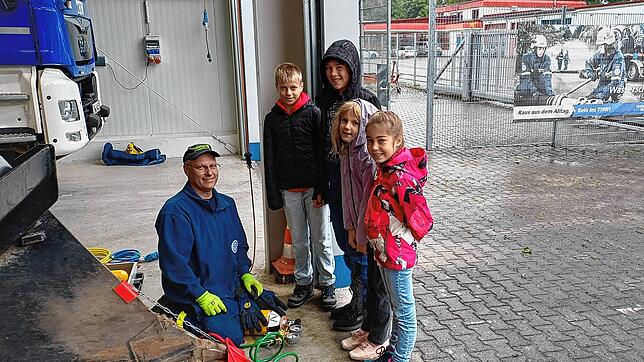 Zum Glück waren die Reserveflaschen gefüllt, so dass Marco Ebner (links im Bild) die Übung, Anheben mit Luftkissen, mit Sophie, Lena, ...