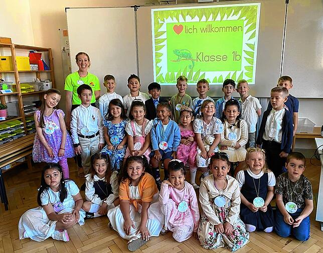Klasse 1b der Klosterringschule mit Klassenlehrerin Annemarie Schupp.