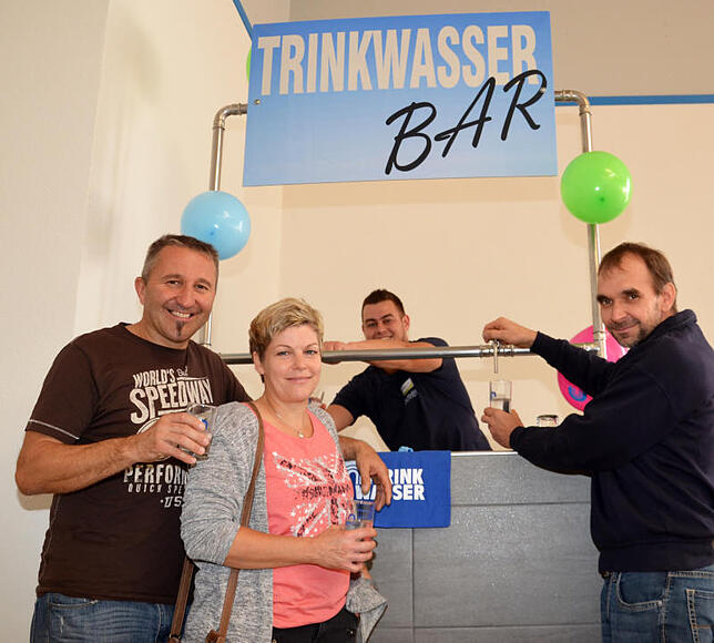 Nach der Einweihung des Bauhofs probieren Lothar und Stefanie Mogel (von links), bedient von Thomas Schneider und Heinz Fricker vom ...