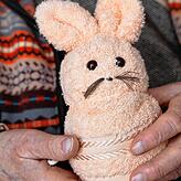 Bewohner des Singener Emil-Sräga-Hauses haben 70 Osterhasen aus Waschlappen gebastelt. Auch zum Eier färben hatten die Heimbewohner ...