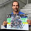 Rückblick auf das größte Spiel: Darin Olver mit einem Foto, das den Jubel der Eisbären über Olvers Tor zum 2:1 im Entscheidungsspiel um ...