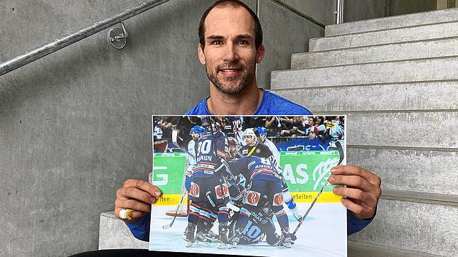 Rückblick auf das größte Spiel: Darin Olver mit einem Foto, das den Jubel der Eisbären über Olvers Tor zum 2:1 im Entscheidungsspiel um ...