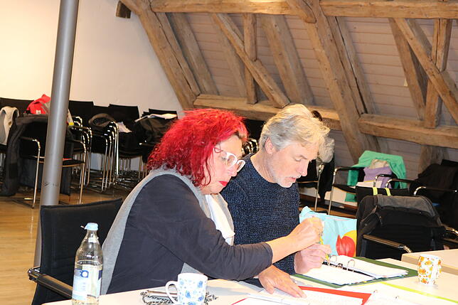 Mit gespitztem Bleistift sitzen die Regieassistenten Marion Lacher und Tilo Schlatter am Tisch um alle Veränderungen ins Stück ...