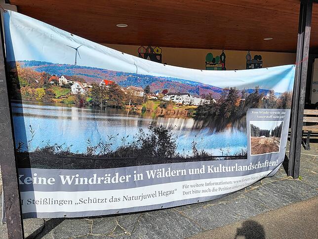 Gegner des Windparks auf dem Schienerberg hatten vor der Schule ein Plakat mit reinmontierten Windrädern aufgehängt. An der ...