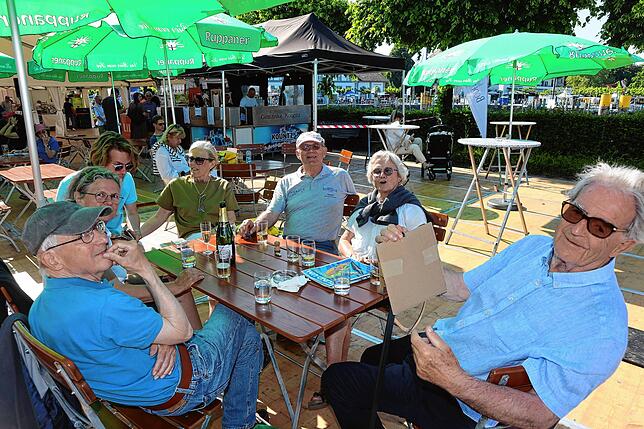 Bild 8: Auf dem See sind die Schiffe unterwegs, im Konstanzer Hafen die Besucher der Bodenseewoche