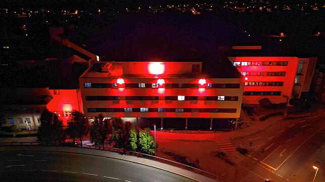 Die Fassade des Klinikums Hochrhein leuchtet rot.