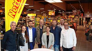 Jürgen Single (von links) und Marion Lang (Bäckerei Schneckenburger), Carlo Müller (Netto), Bürgermeister Rudolf Fluck, Sandra Kittler ...