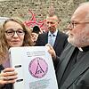 Ulrika Schirmaier, eine der drei Initiatorinnen des Lauchringer Kirchenstreiks, überreicht bei der Deutschen Bischofskonferenz in Fulda ...