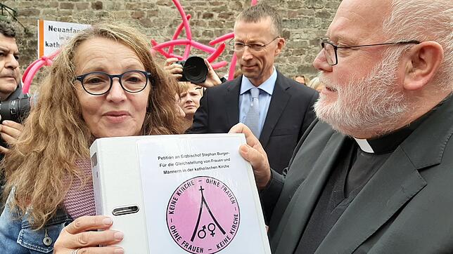 Ulrika Schirmaier, eine der drei Initiatorinnen des Lauchringer Kirchenstreiks, überreicht bei der Deutschen Bischofskonferenz in Fulda ...