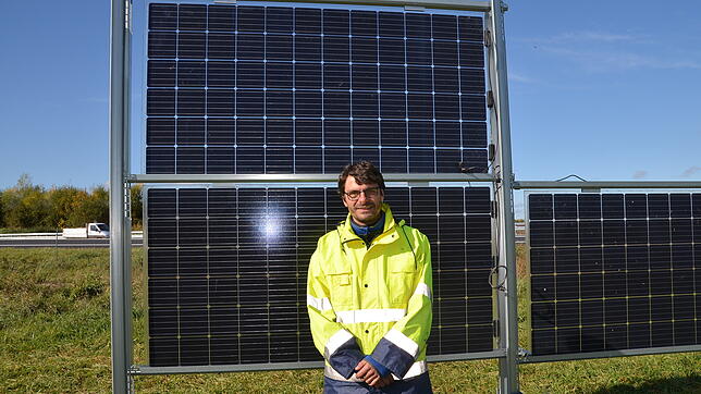 Projektleiter Daniel Kögler vor einem bifacialen, senkrecht aufgeständerten Solarmodul der Firma Next2Sun der Photovoltaikanlage , die ...