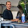 Mike Binner in seiner Werkstatt in Lauchringen bei der Montage eines Reifens.