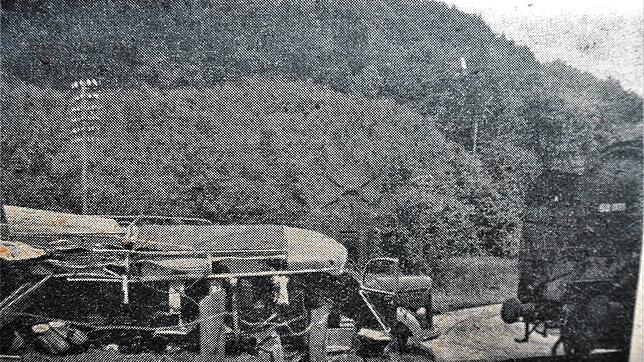 Sieben Menschen starben, als ein Reisebus am 19. Juni 1951 bei Stühlingen mit einem Personenzug kollidierte. Dieses Foto veröffentlichte ...