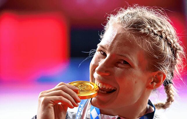 Aline Rotter-Focken genießt ihren Sieg bei Olympia