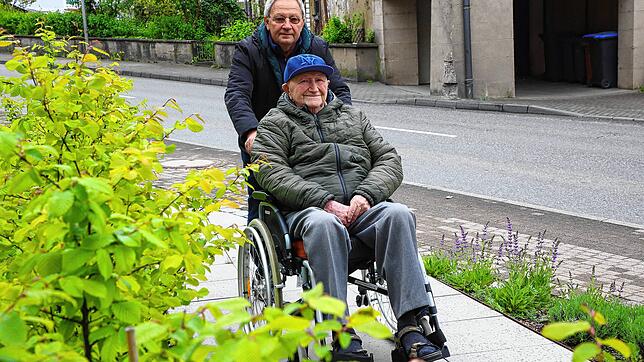 Roland Luxemburger aus Gottmadingen pflegt mit seiner Familie den Vater Franz. Der einst so selbstständige 95-Jährige ist nach einem ...