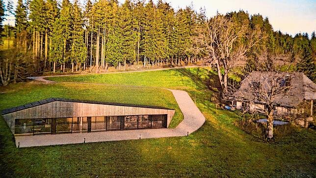 Der Zweckbau im Bereich Farnberg soll von oberhalb kaum zu sehen sein, das Gebäude verschwindet fast ganz im Hang. Visualisierung: Mauritz