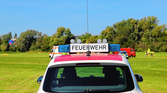 (Symbolbild) Auf dem Konstanzer Flugplatz ist es Donnerstag, 18. Juli, zu einem Flugunfall gekommen. Unser Bild zeigt den Einsatz nach ...