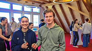 Ella Dumon und Lennart Broghammer stoßen beim Empfang im Roten Löwen auf den deutsch-französischen Schüleraustausch an. In rund sechs ...