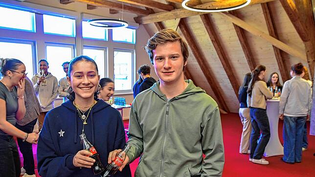 Ella Dumon und Lennart Broghammer stoßen beim Empfang im Roten Löwen auf den deutsch-französischen Schüleraustausch an. In rund sechs ...