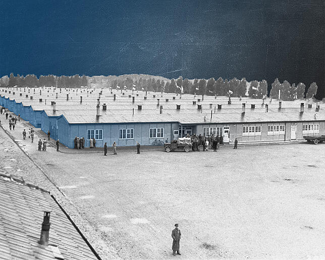 Blick auf die Baracken des KZ Dachau kurz nach der Befreiung durch die Amerikaner.