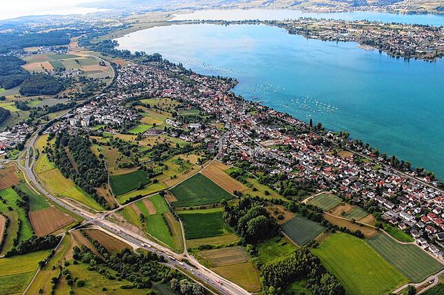 Allensbach aus der Vogelperspektive. Mehr als 7000 Menschen wohnen in der Gemeinde, die als Wohnort sehr beliebt ist. Mit Folgen: Auch ...