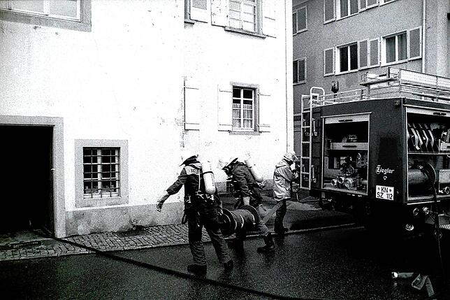 Bild 3: Gedächtnis der Region: Bilder vom Großbrand des Stockacher Polizeireviers 1992 und dem Umbau