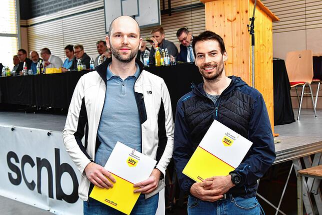 Geehrt: Stefan Beck (links) und Michael Albrecht vom SV Bettmaringen erhielten die SBFV-Ehrennadel in Silber.