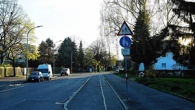 Abendstimmung in der Masurenstraße. Die Stadt will nach umfangreichen Bauarbeiten, unter anderem für Kanäle und Wasserleitungen, einen ...