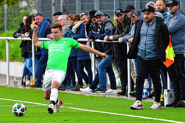 Verlässlich: Trainer Philip Brandl (rechts) weiß, was er im defensiven Mittelfeld der SG Mettingen/Krenkingen an Tim Beck hat.