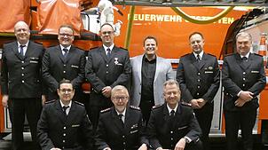 Neue und bisherige Kommandanten (hinten, von links): Martin Seitz, stellvertretender Kommandant Abteilung Jestetten, Johannes Tröller ...