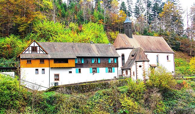 Klausenhaus und Kapelle St. Jakobus im Kinzigtal.
