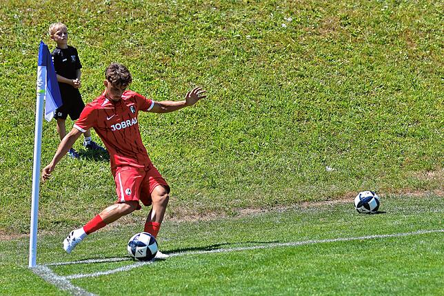 Bild 17: SC Freiburg II gewinnt Test beim FC Erzingen gegen den FC Zürich II mit 6:3 – wir haben Fotos!