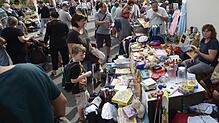 Dichtes Treiben beim Kinderflohmarkt. Viele Schnäppchenjäger hoffen auf Beute und die Standbetreiber auf gute Geschäfte. Bild: Gerald ...