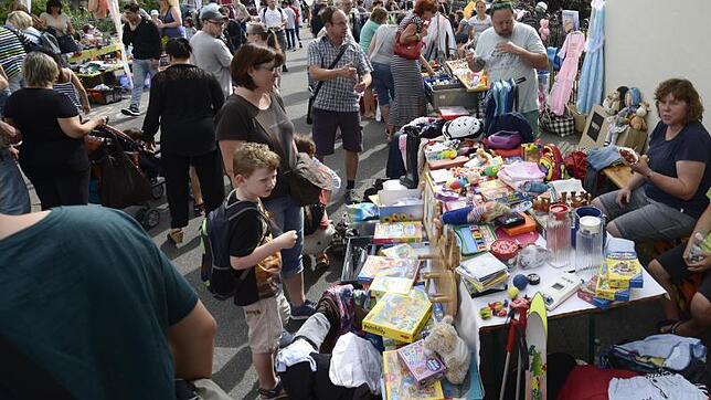 Dichtes Treiben beim Kinderflohmarkt. Viele Schnäppchenjäger hoffen auf Beute und die Standbetreiber auf gute Geschäfte. Bild: Gerald ...