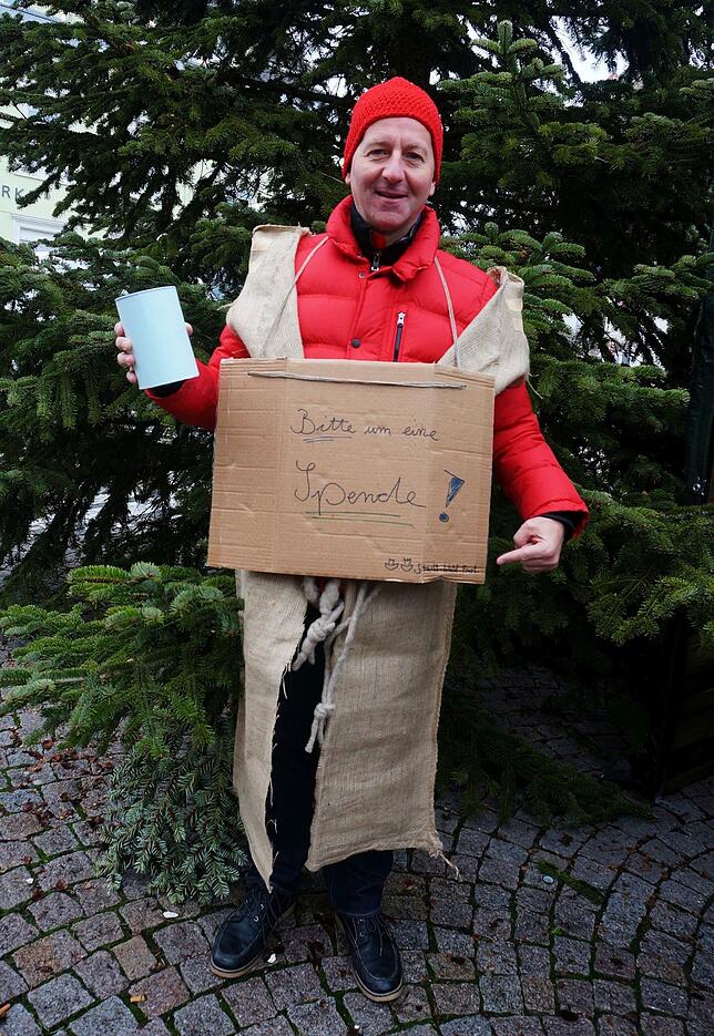 Prominenter Bettler: Oberbürgermeister Philipp Frank sammelt gleich Geld für die Stadtkasse und erfüllt damit die Strafe des Tiengener ...